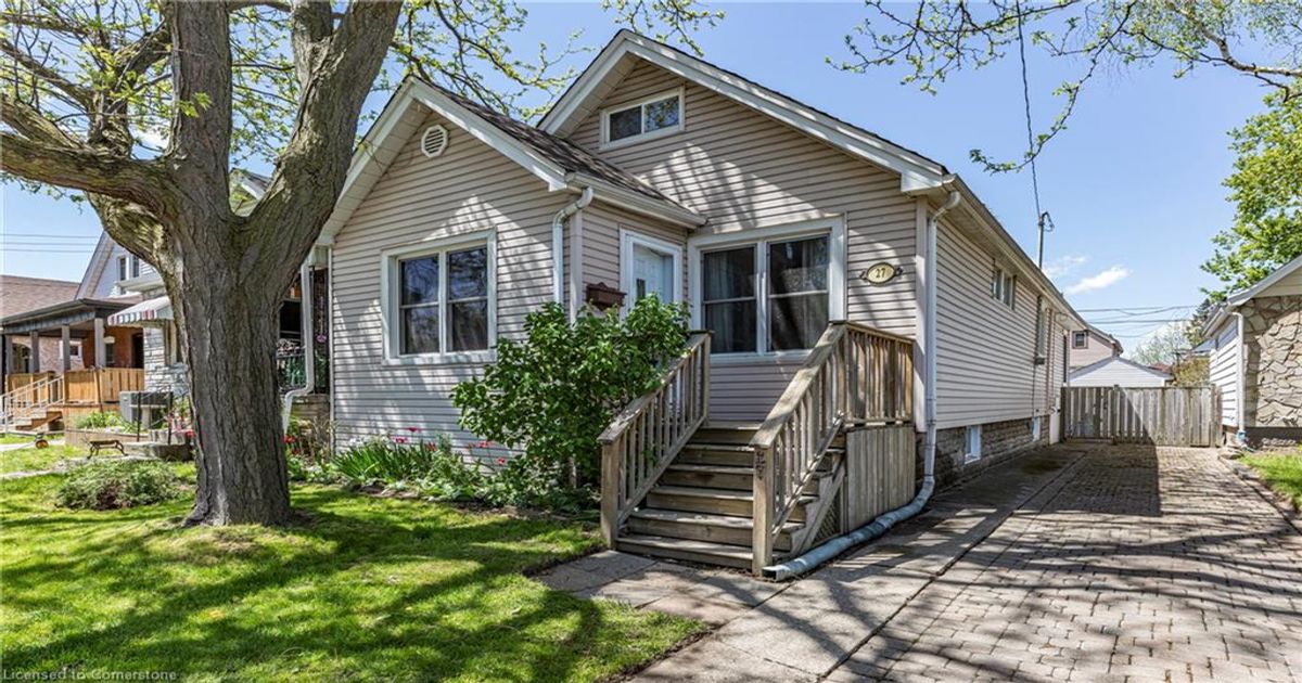 27 Barons Avenue N Hamilton