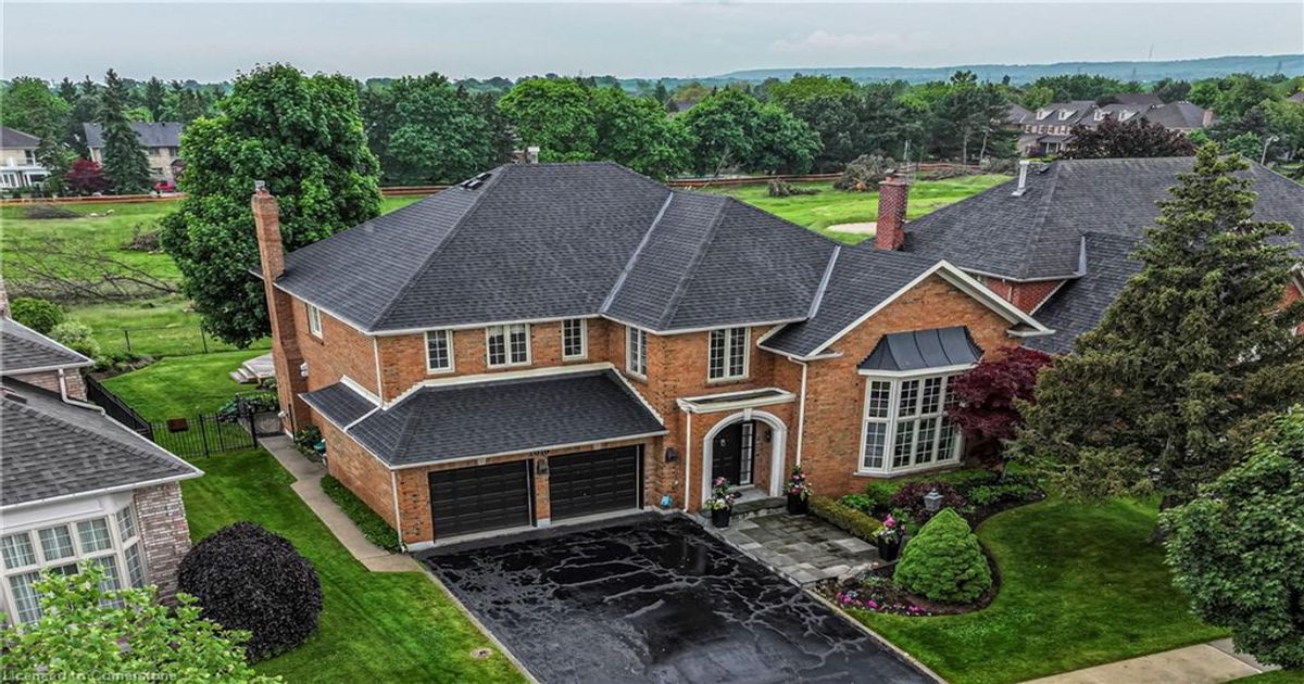 2010 Parklane Crescent  Burlington