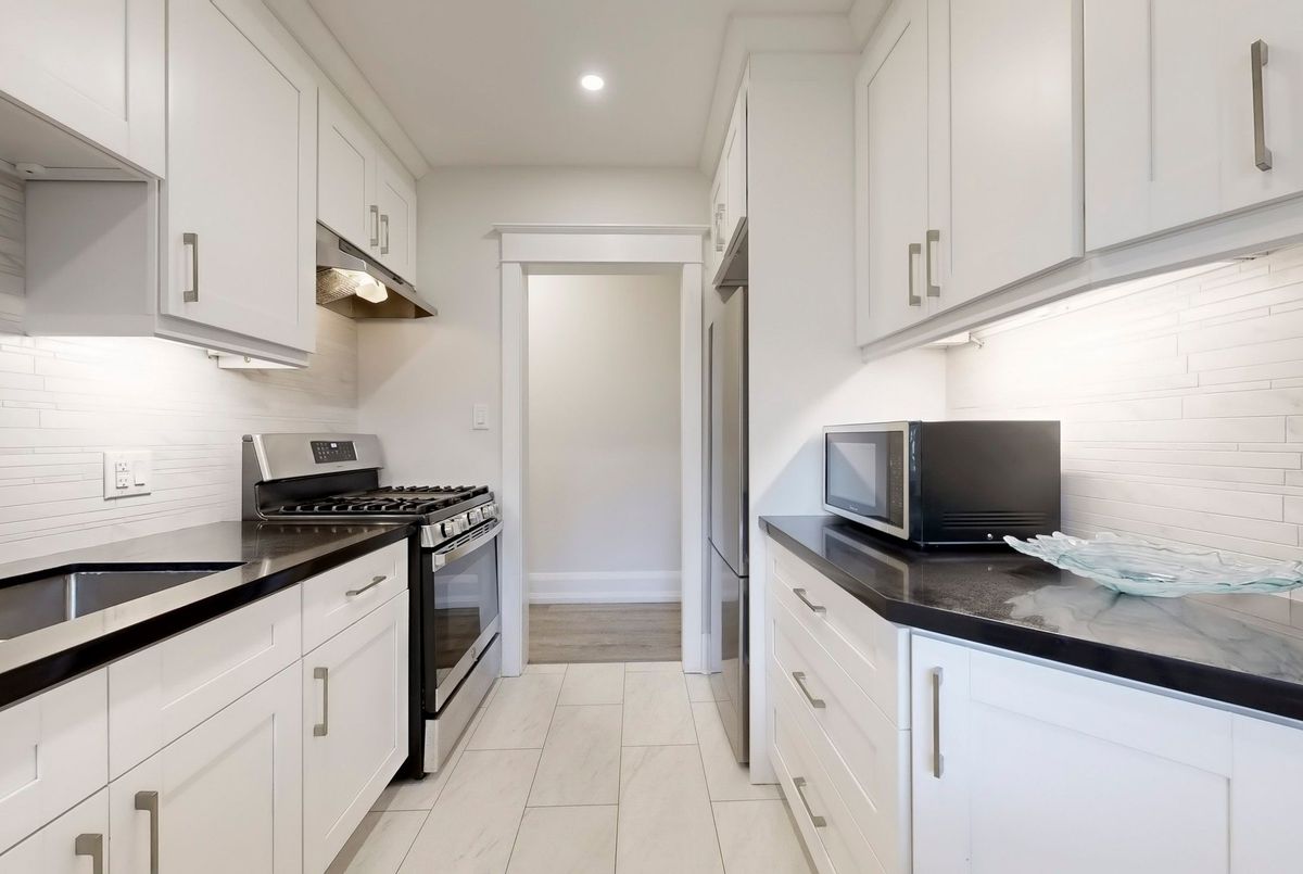 Building 1 Unit 5-9 Humewood Court Building 1 Unit 5-9 Humewood Court Toronto C03