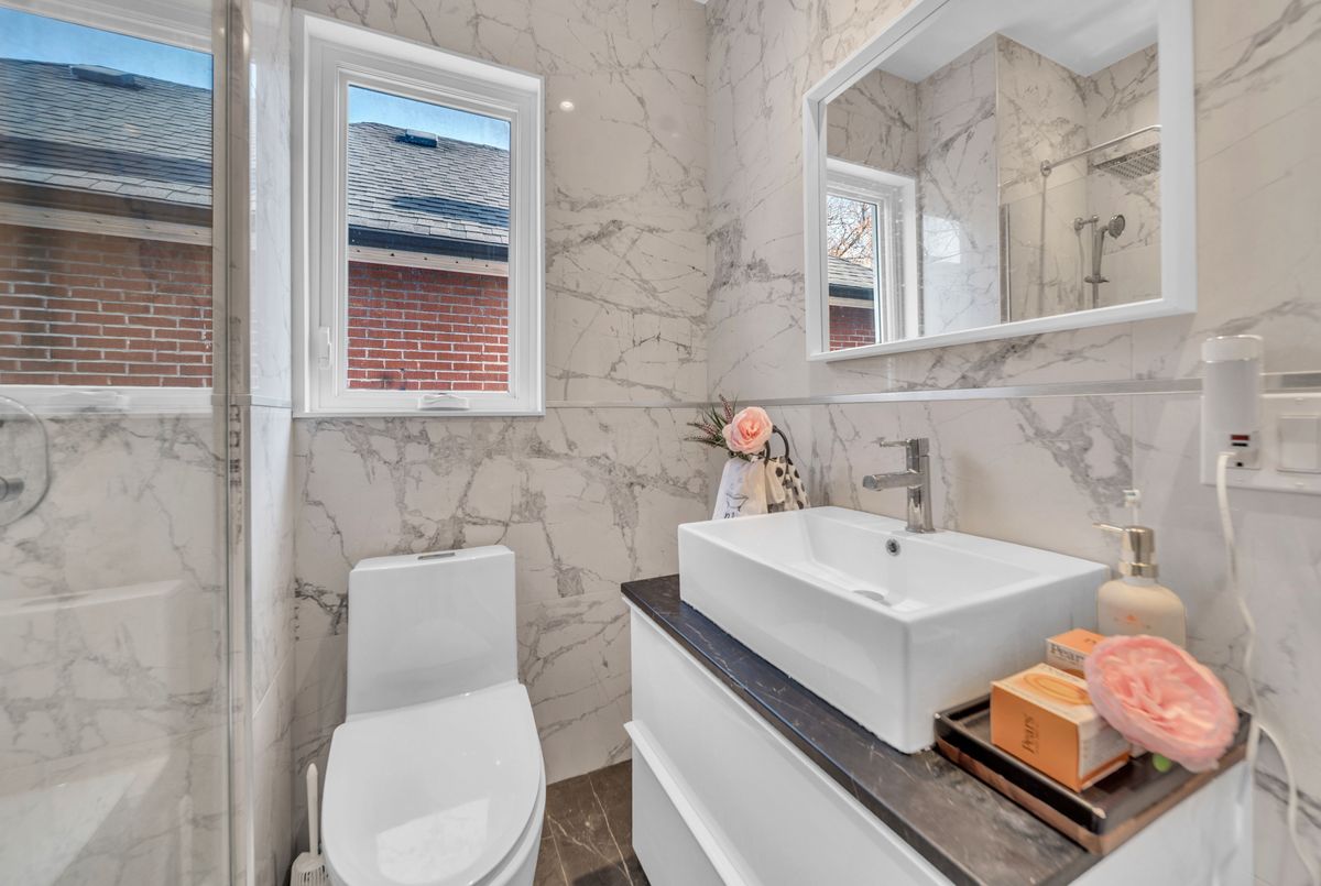 70 Cranbrooke Avenue 70 Cranbrooke Avenue Toronto C04