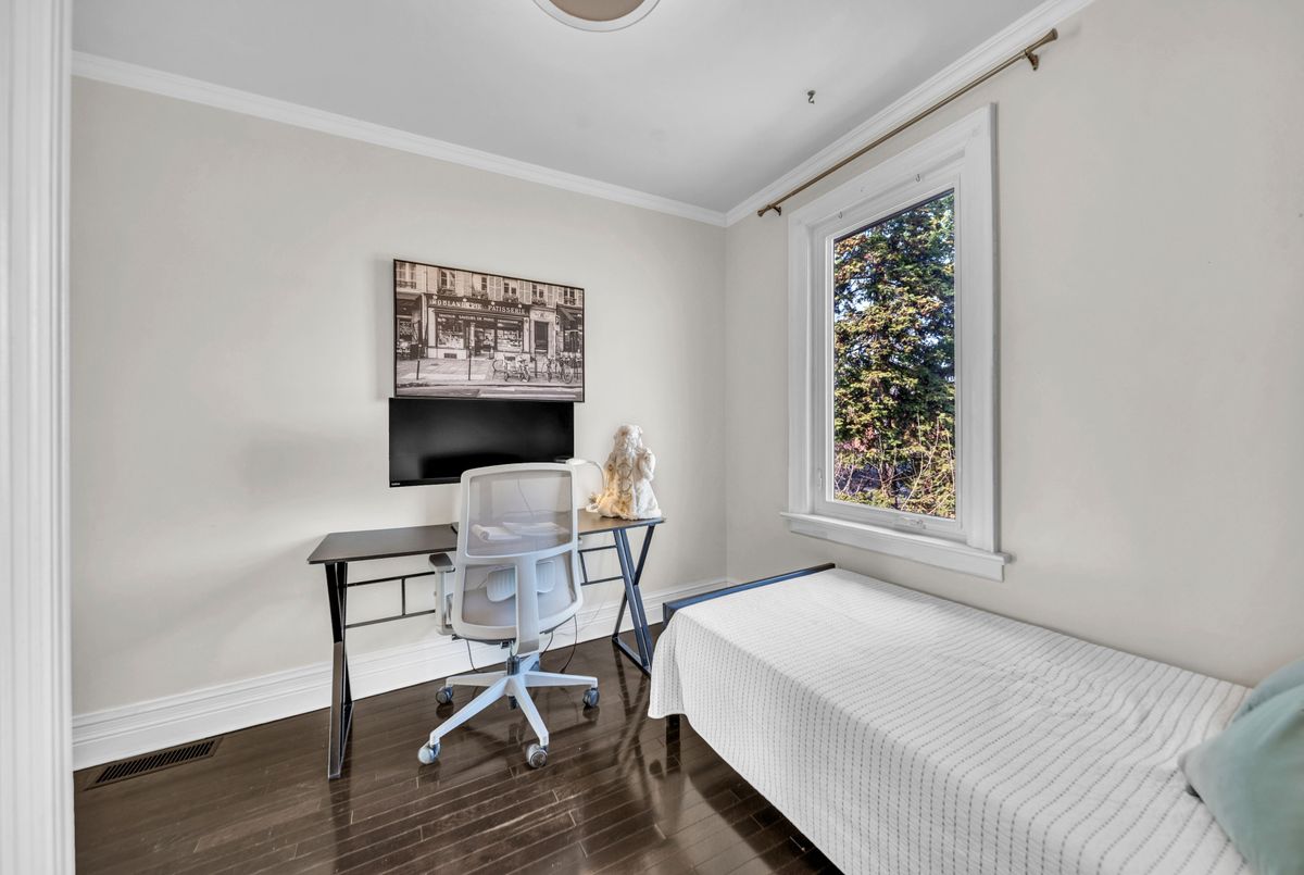 70 Cranbrooke Avenue 70 Cranbrooke Avenue Toronto C04