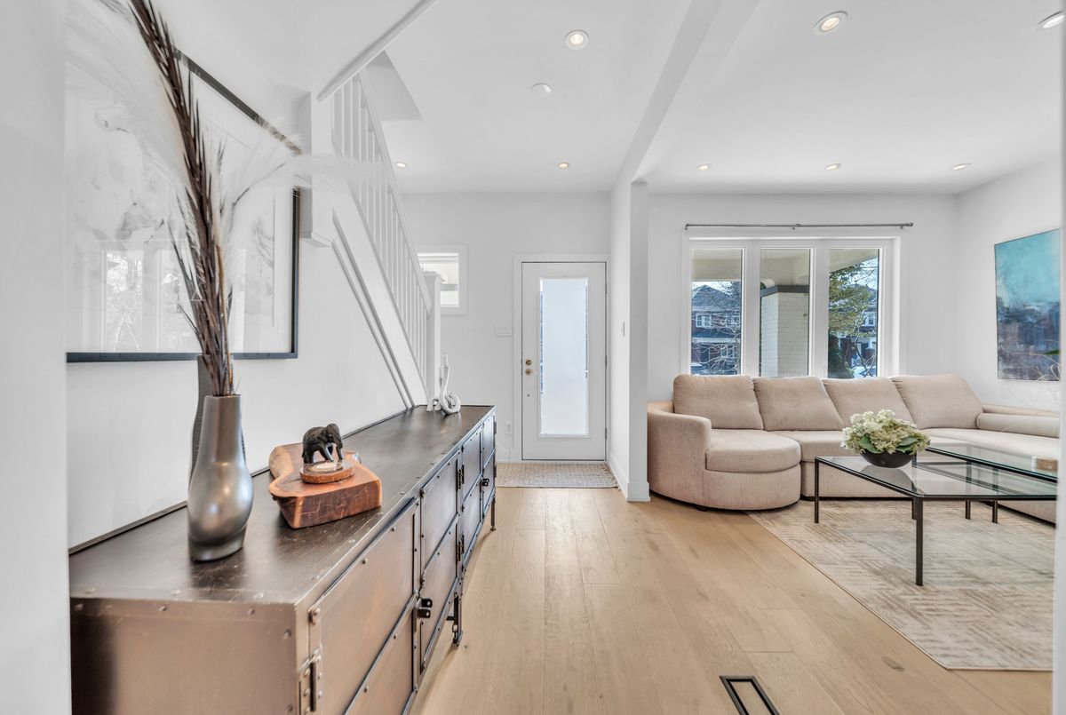 70 Cranbrooke Avenue 70 Cranbrooke Avenue Toronto C04