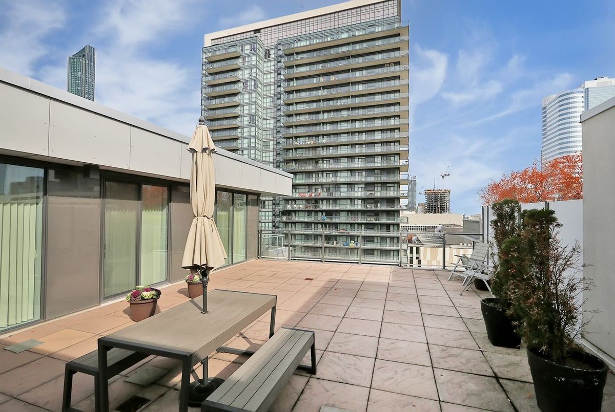 718-111 Elizabeth Street 718-111 Elizabeth Street Toronto C01