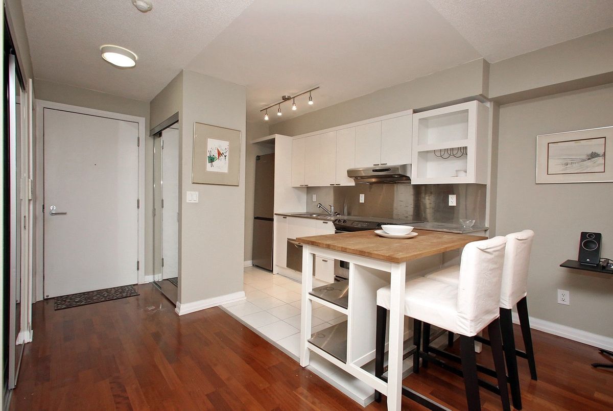 718-111 Elizabeth Street 718-111 Elizabeth Street Toronto C01