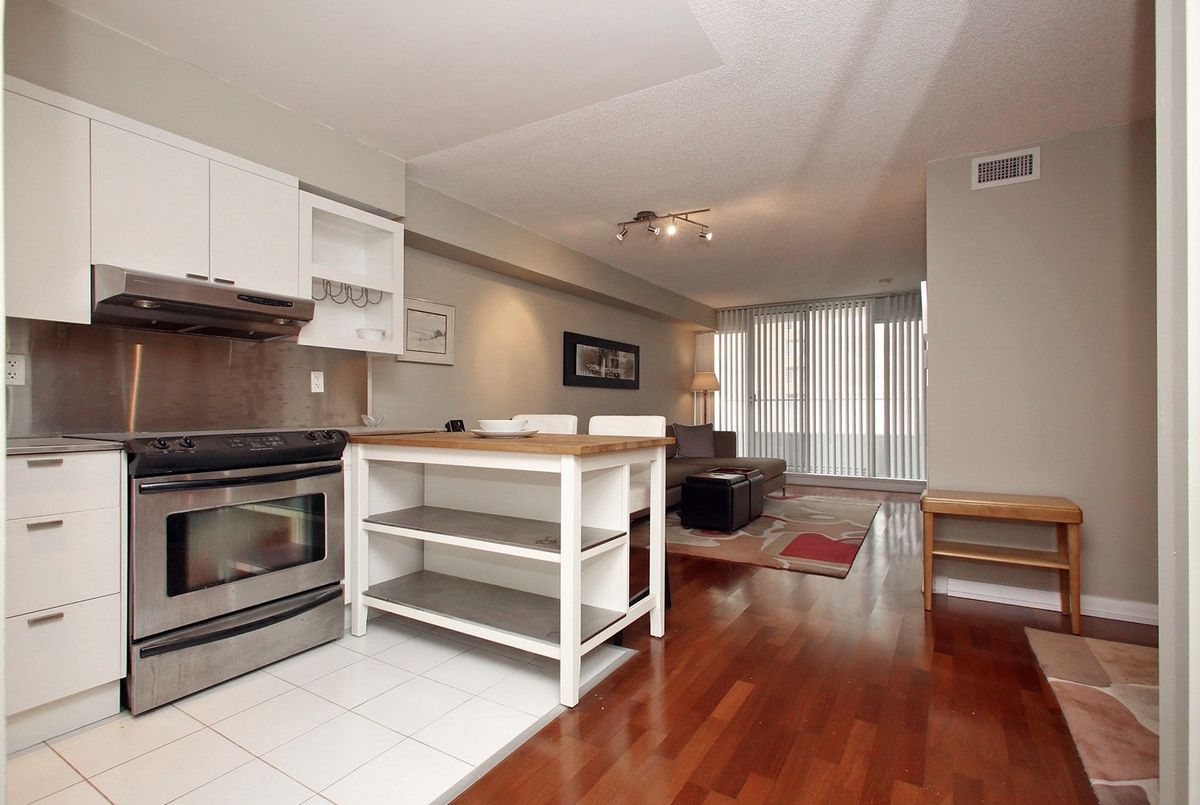 718-111 Elizabeth Street 718-111 Elizabeth Street Toronto C01