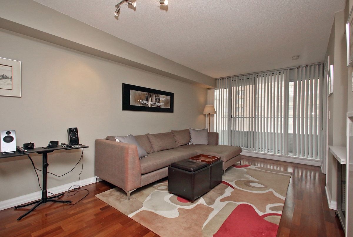 718-111 Elizabeth Street 718-111 Elizabeth Street Toronto C01