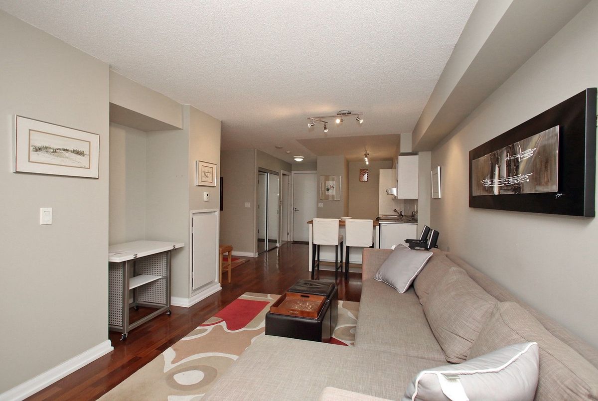 718-111 Elizabeth Street 718-111 Elizabeth Street Toronto C01