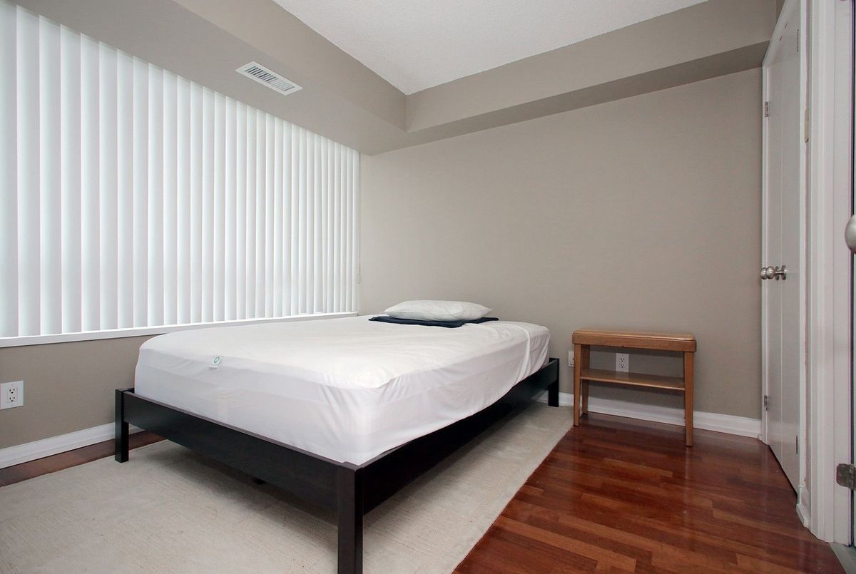 718-111 Elizabeth Street 718-111 Elizabeth Street Toronto C01