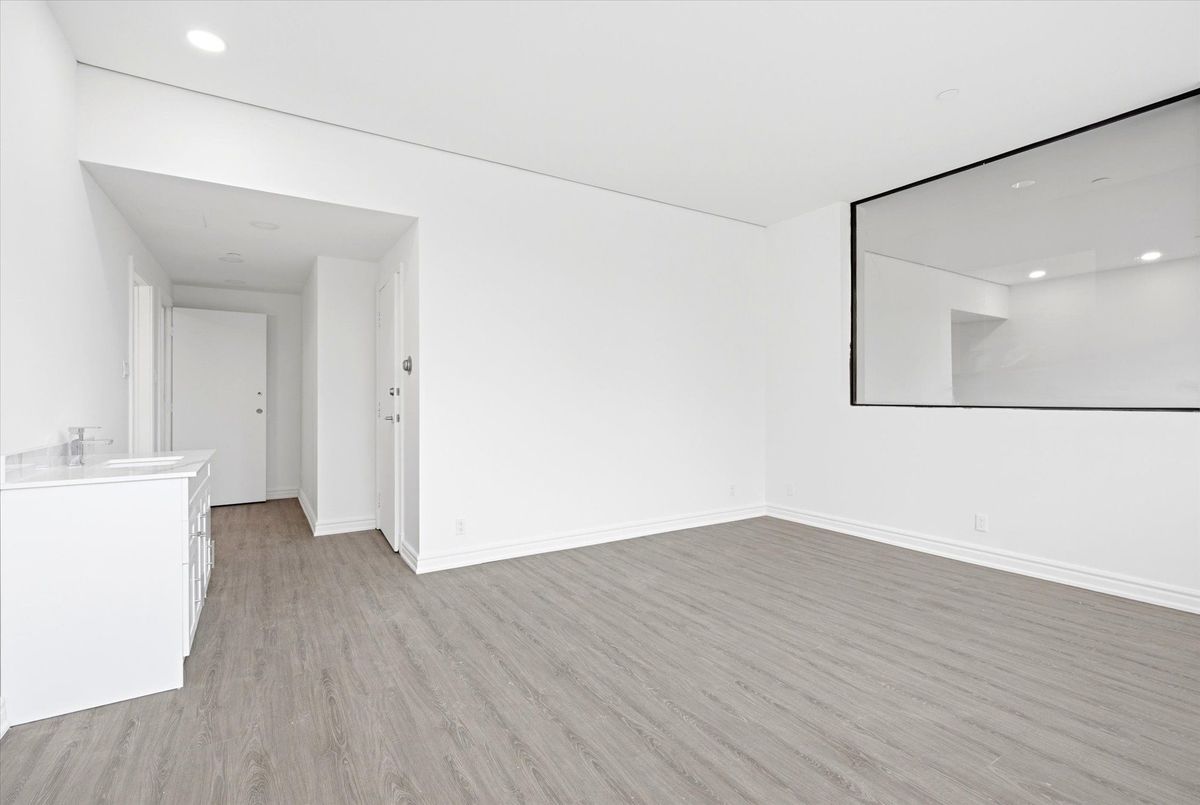 101-2900 Yonge Street 101-2900 Yonge Street Toronto C04