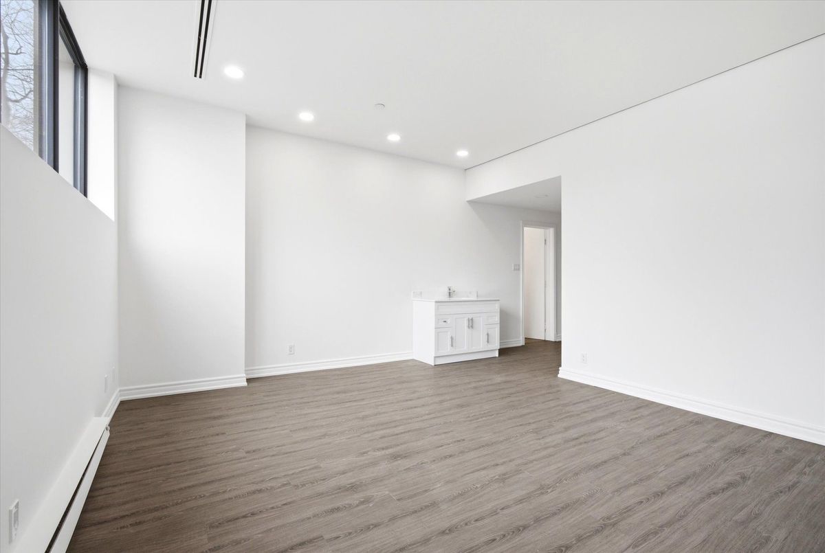 101-2900 Yonge Street 101-2900 Yonge Street Toronto C04