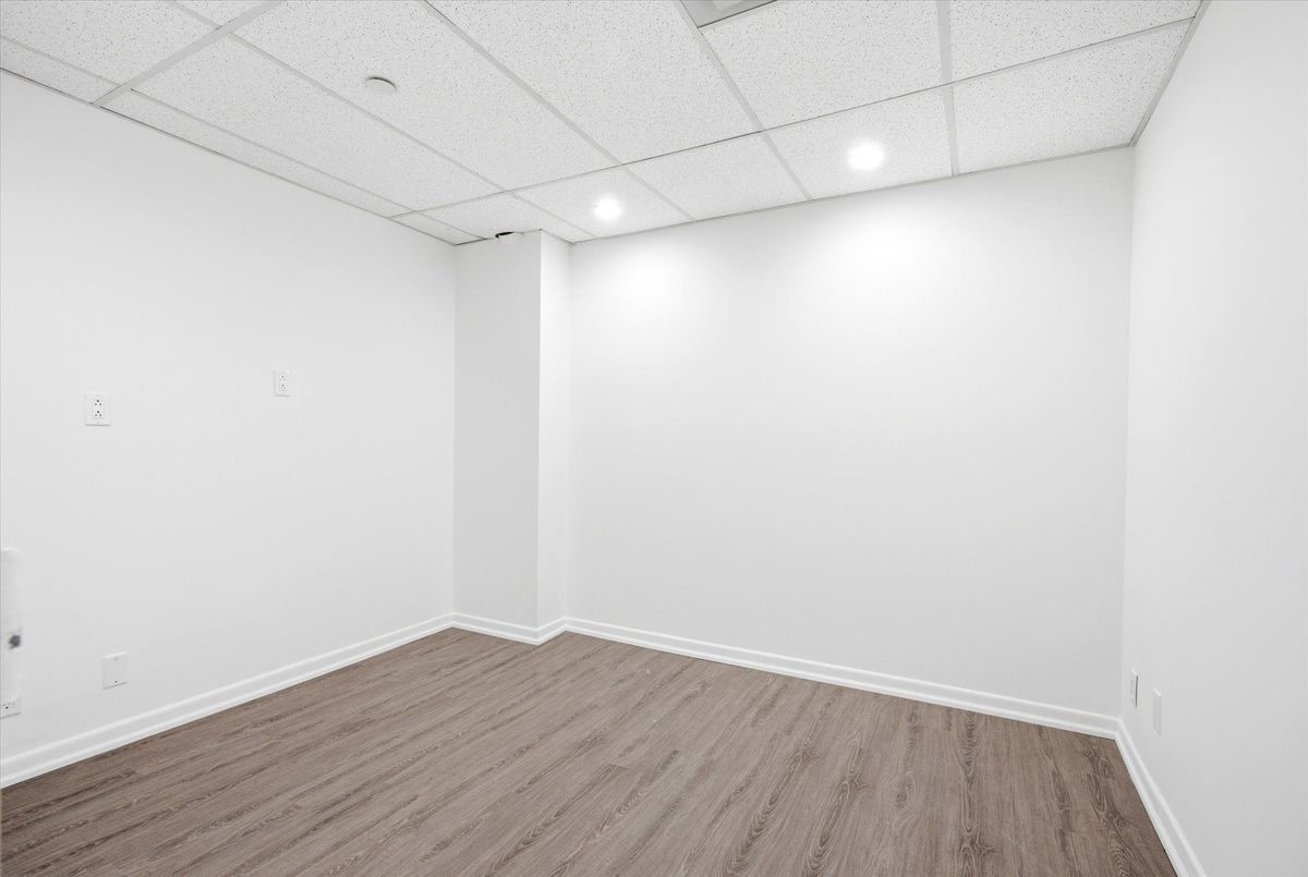 101-2900 Yonge Street 101-2900 Yonge Street Toronto C04