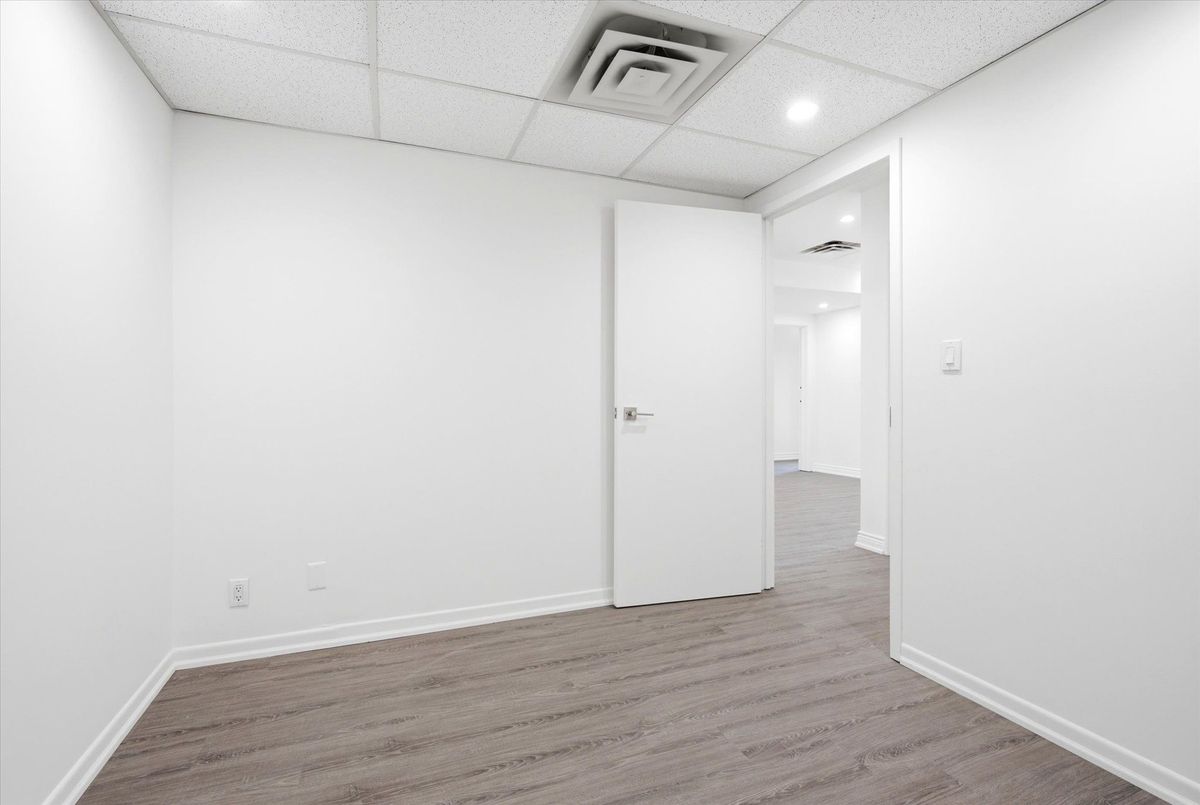 101-2900 Yonge Street 101-2900 Yonge Street Toronto C04