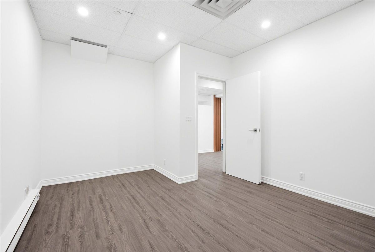 101-2900 Yonge Street 101-2900 Yonge Street Toronto C04