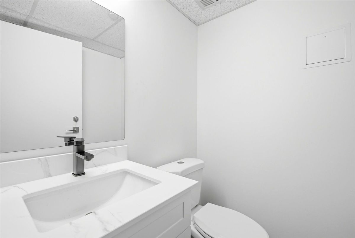 101-2900 Yonge Street 101-2900 Yonge Street Toronto C04