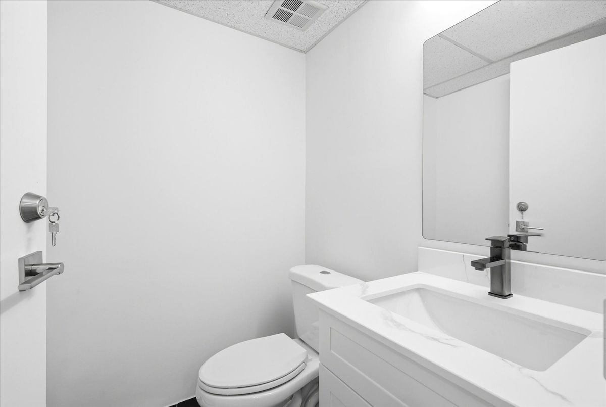 101-2900 Yonge Street 101-2900 Yonge Street Toronto C04