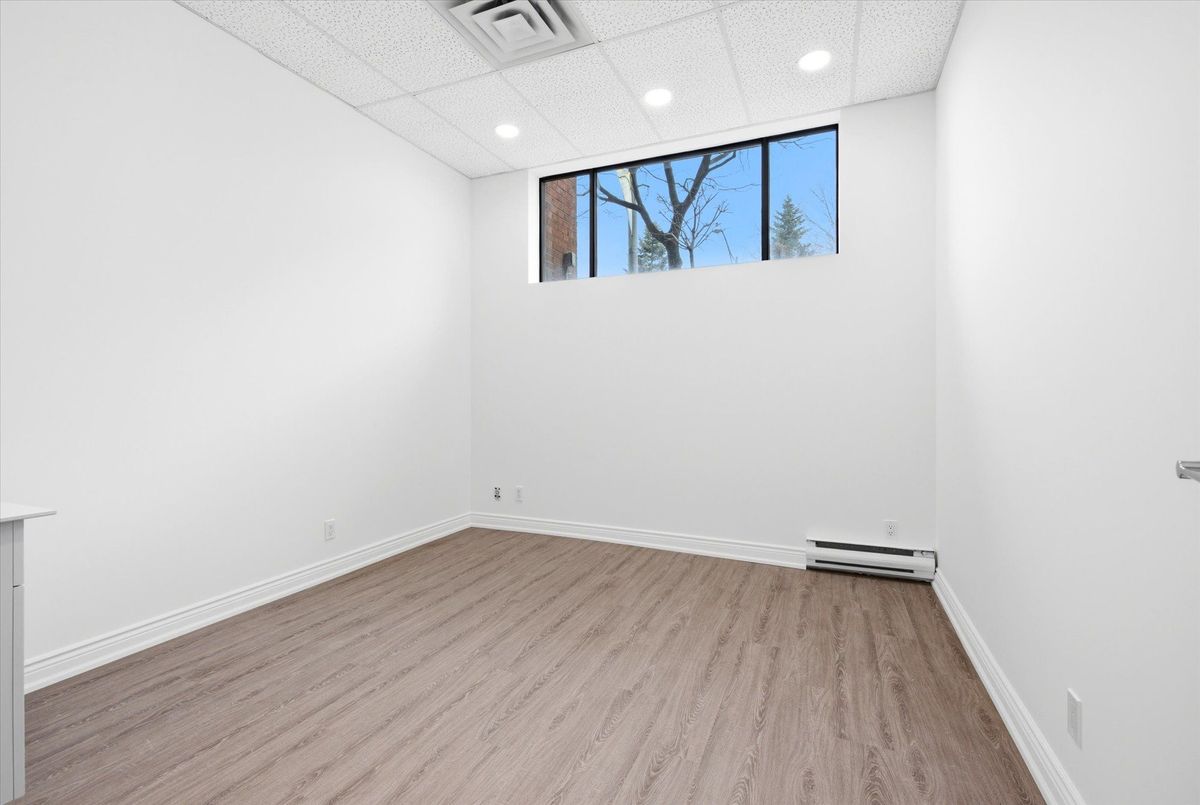 101-2900 Yonge Street 101-2900 Yonge Street Toronto C04