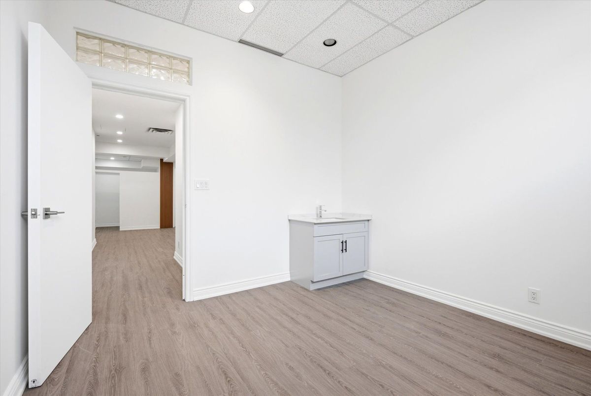 101-2900 Yonge Street 101-2900 Yonge Street Toronto C04