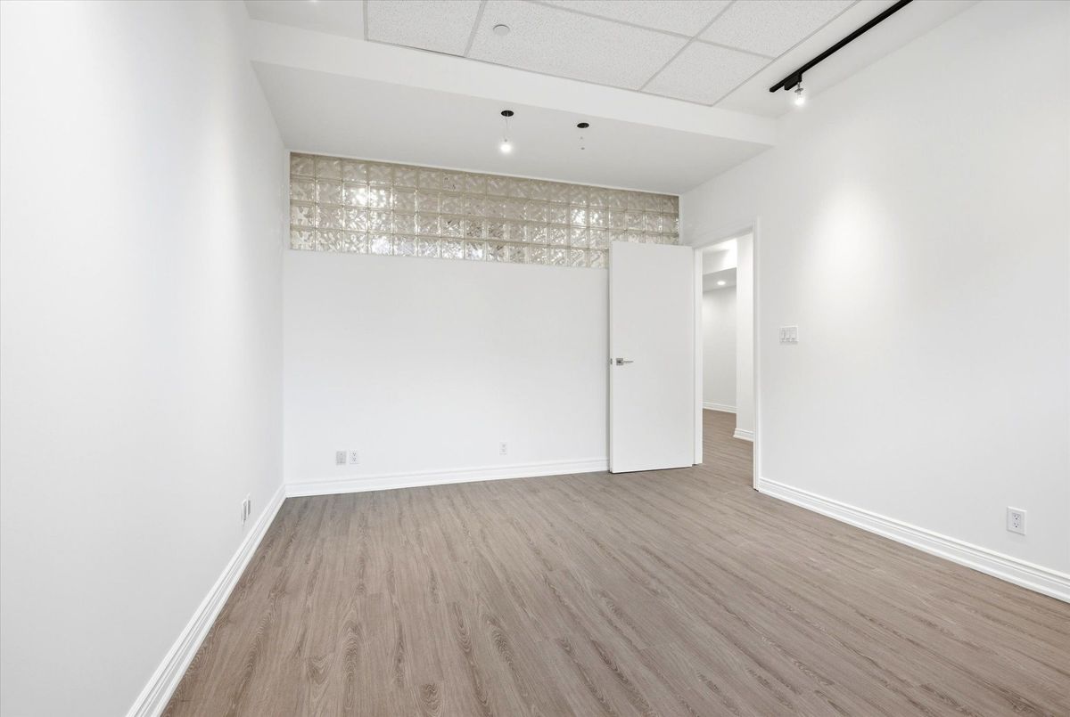101-2900 Yonge Street 101-2900 Yonge Street Toronto C04