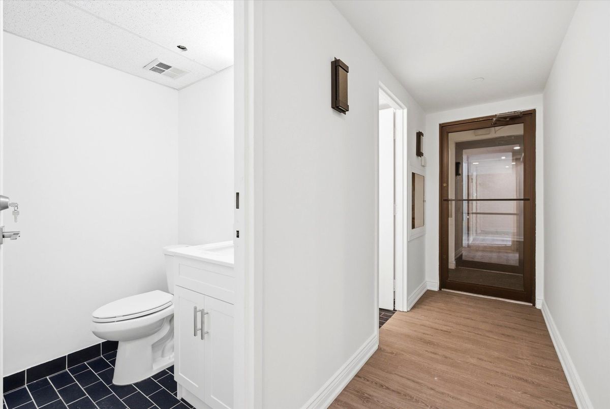 101-2900 Yonge Street 101-2900 Yonge Street Toronto C04