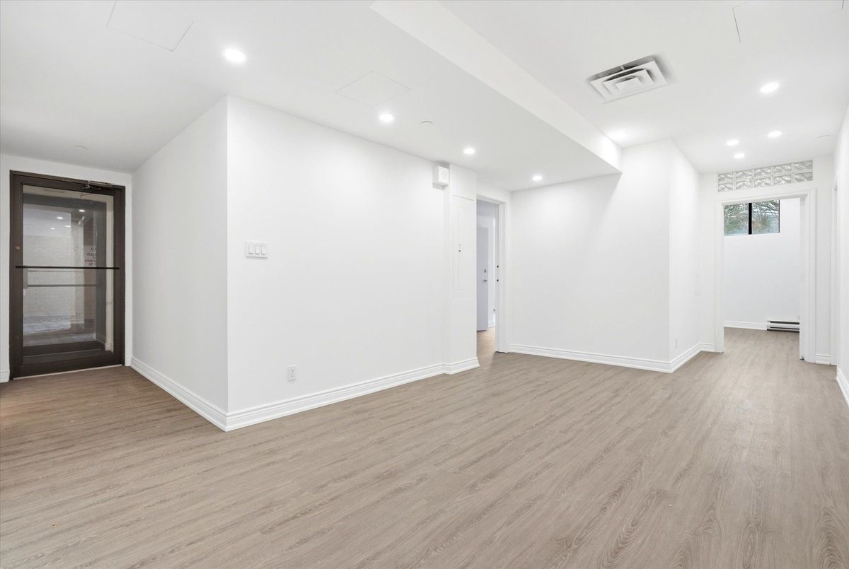 101-2900 Yonge Street 101-2900 Yonge Street Toronto C04