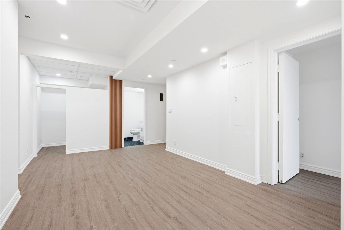 101-2900 Yonge Street 101-2900 Yonge Street Toronto C04