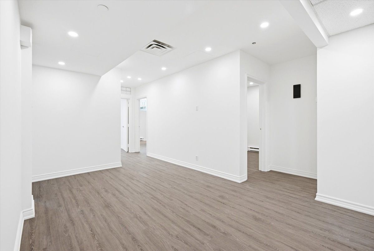 101-2900 Yonge Street 101-2900 Yonge Street Toronto C04