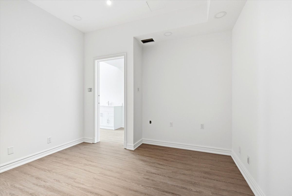 101-2900 Yonge Street 101-2900 Yonge Street Toronto C04