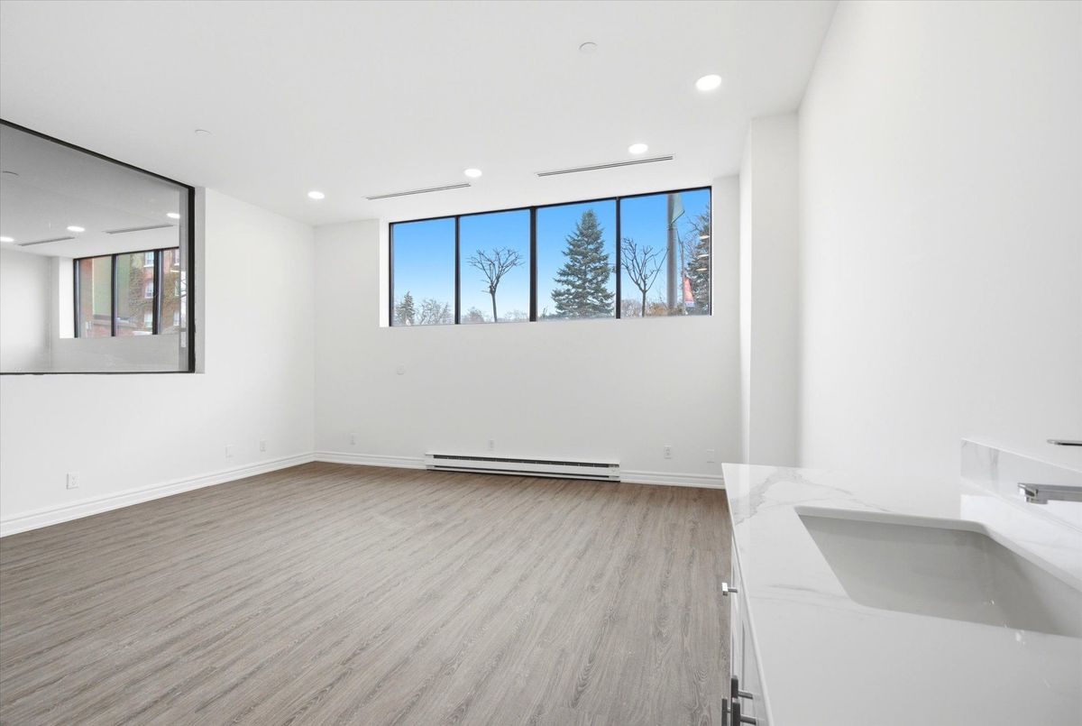101-2900 Yonge Street 101-2900 Yonge Street Toronto C04