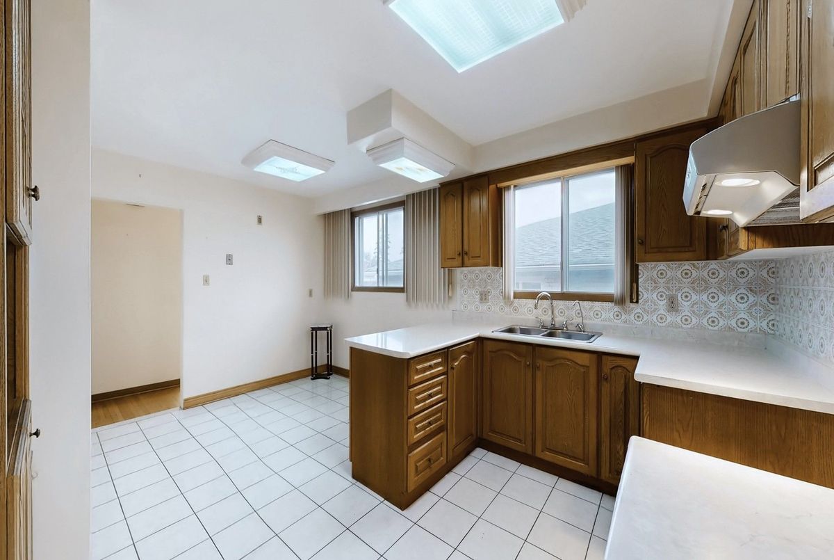43 Warfield Drive 43 Warfield Drive Toronto C15