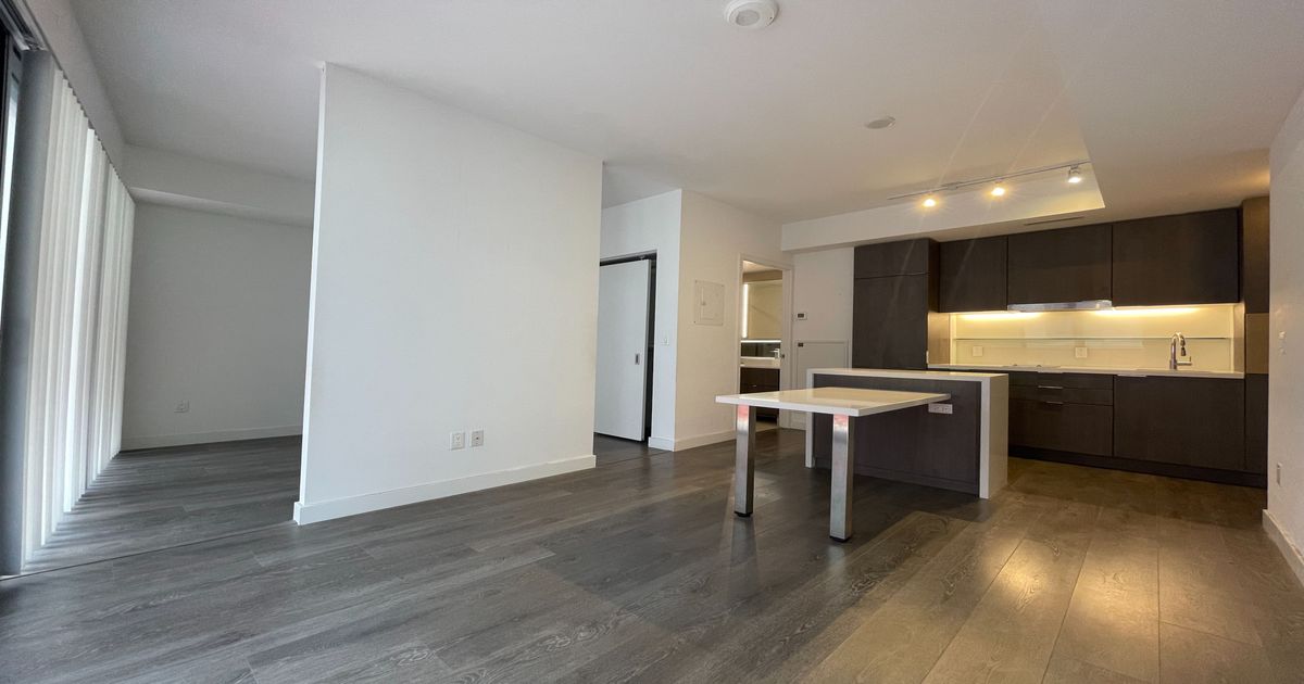 915-215 Queen Street W Toronto C01