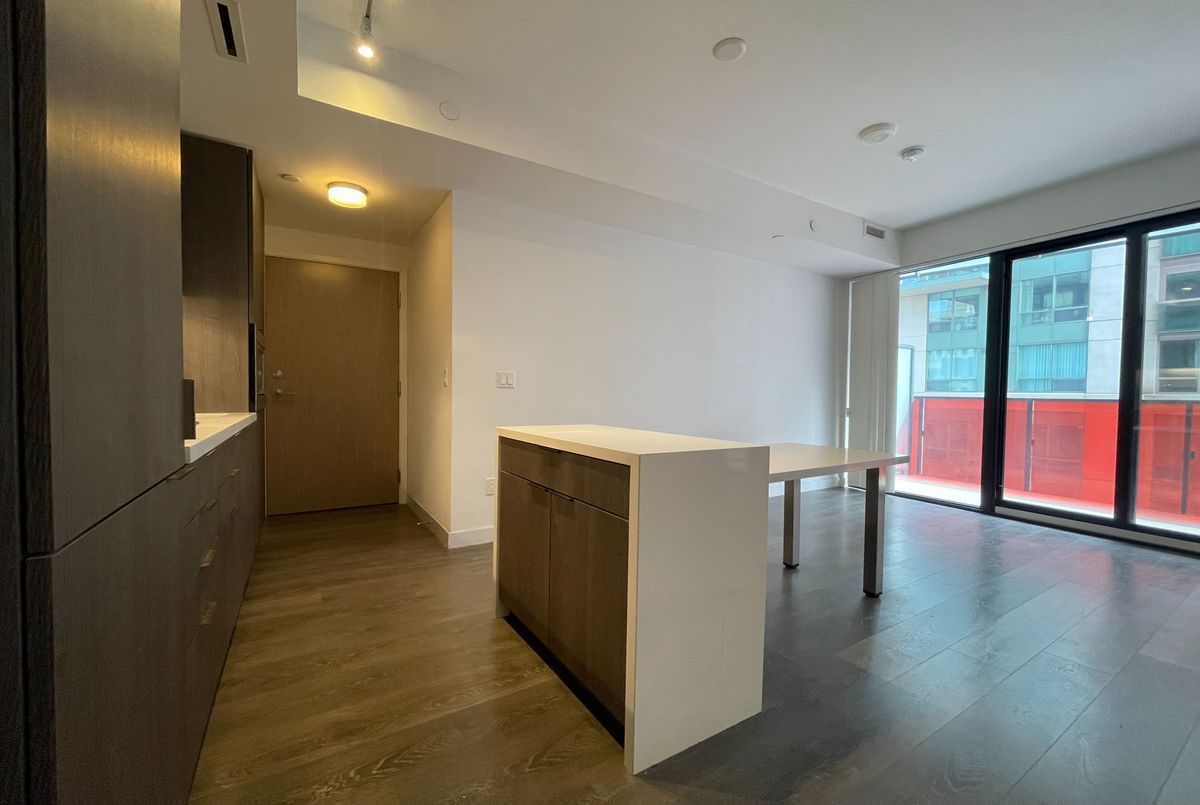 915-215 Queen Street W 915-215 Queen Street W Toronto C01