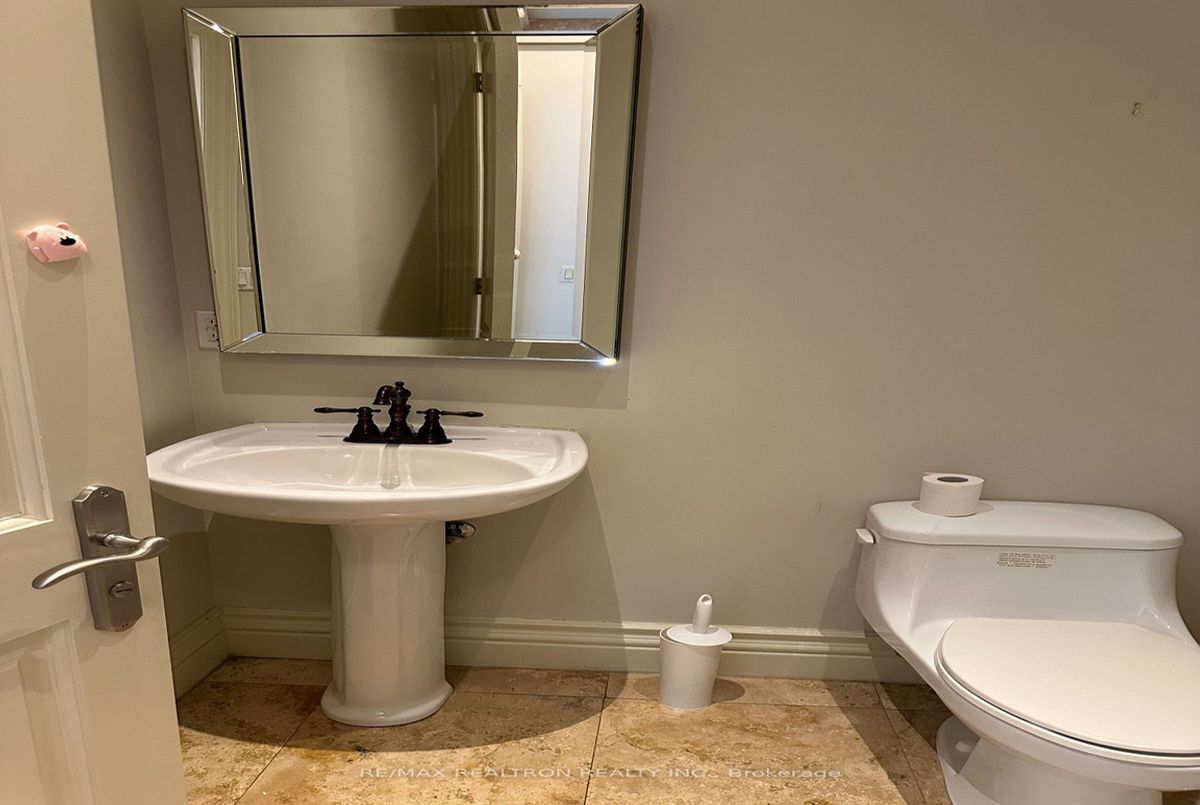 76 Horsham Avenue 76 Horsham Avenue Toronto C07