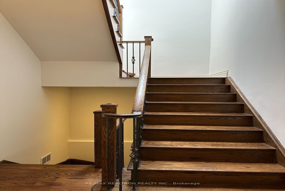 76 Horsham Avenue 76 Horsham Avenue Toronto C07