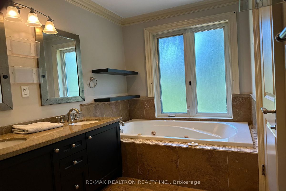 76 Horsham Avenue 76 Horsham Avenue Toronto C07