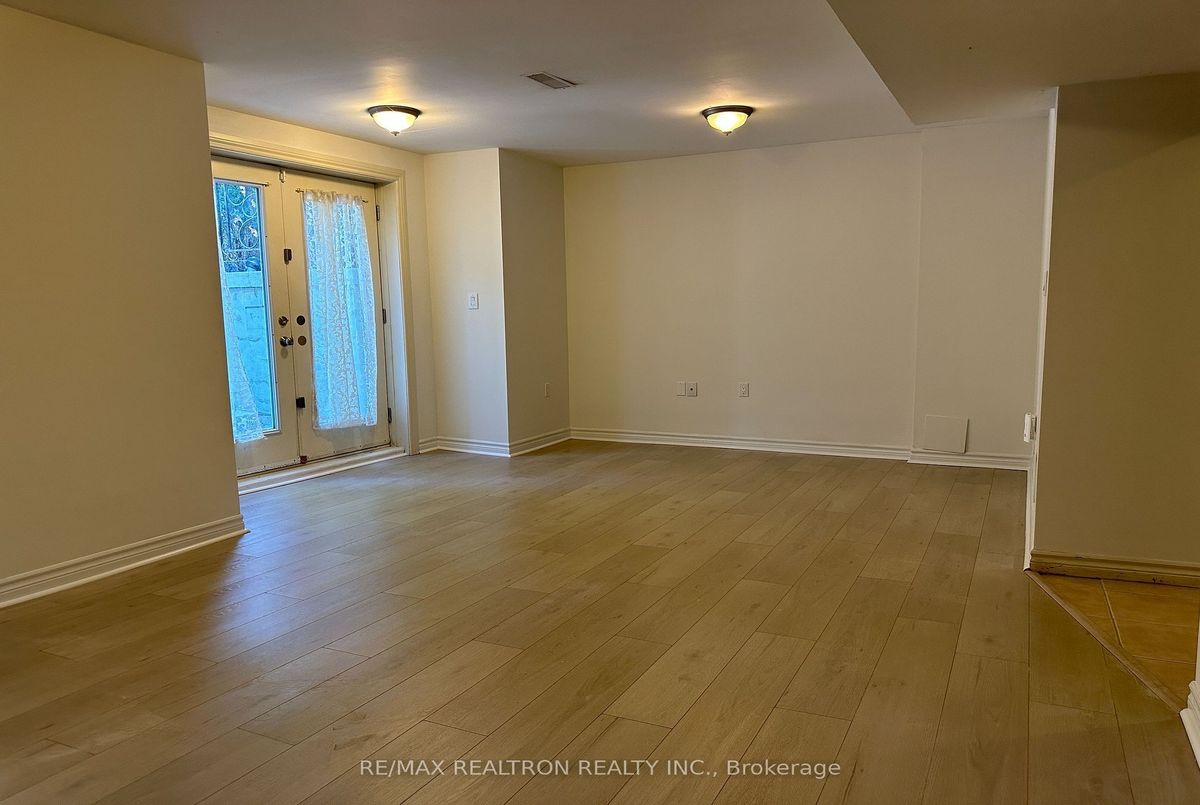 76 Horsham Avenue 76 Horsham Avenue Toronto C07