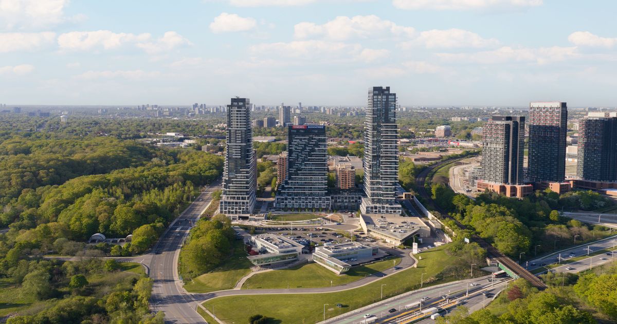PL01-10 Inn On The Park Drive Toronto C13