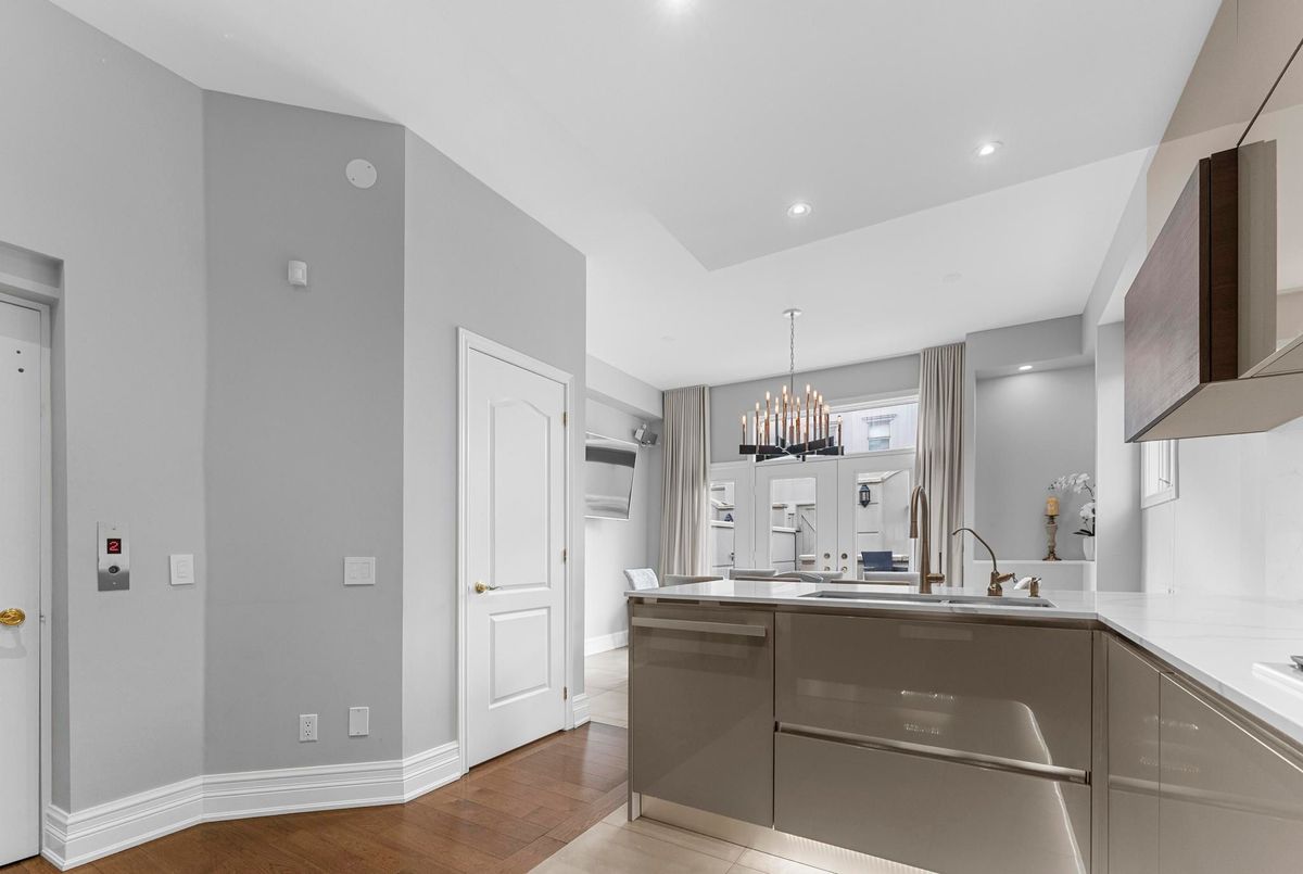 13-260 Russell Hill Road 13-260 Russell Hill Road Toronto C02