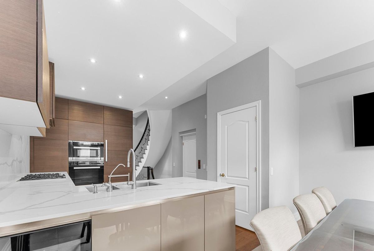13-260 Russell Hill Road 13-260 Russell Hill Road Toronto C02