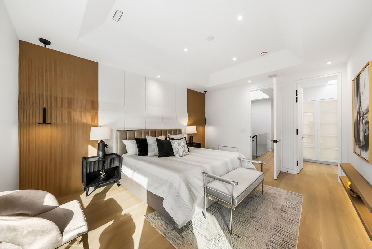 74B Rathnelly Avenue 74B Rathnelly Avenue Toronto C02