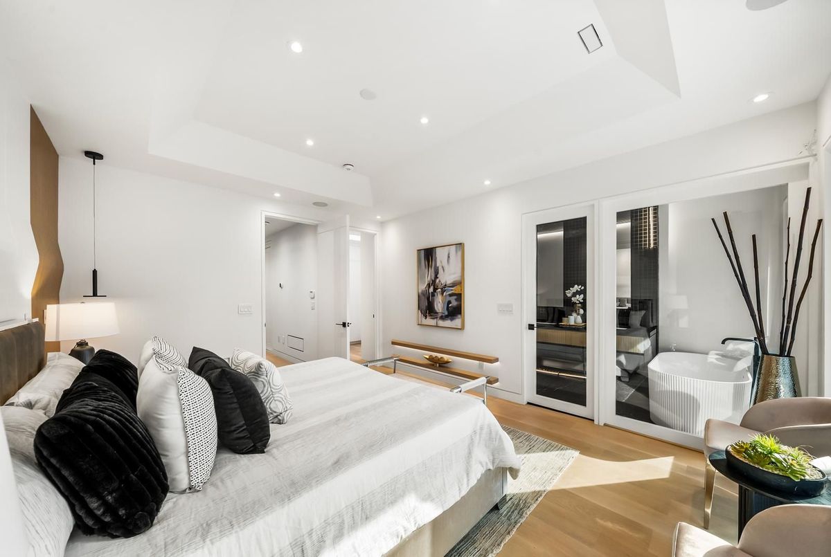 74B Rathnelly Avenue 74B Rathnelly Avenue Toronto C02