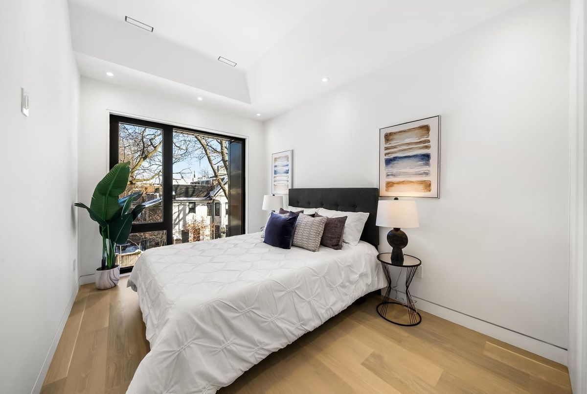74B Rathnelly Avenue 74B Rathnelly Avenue Toronto C02