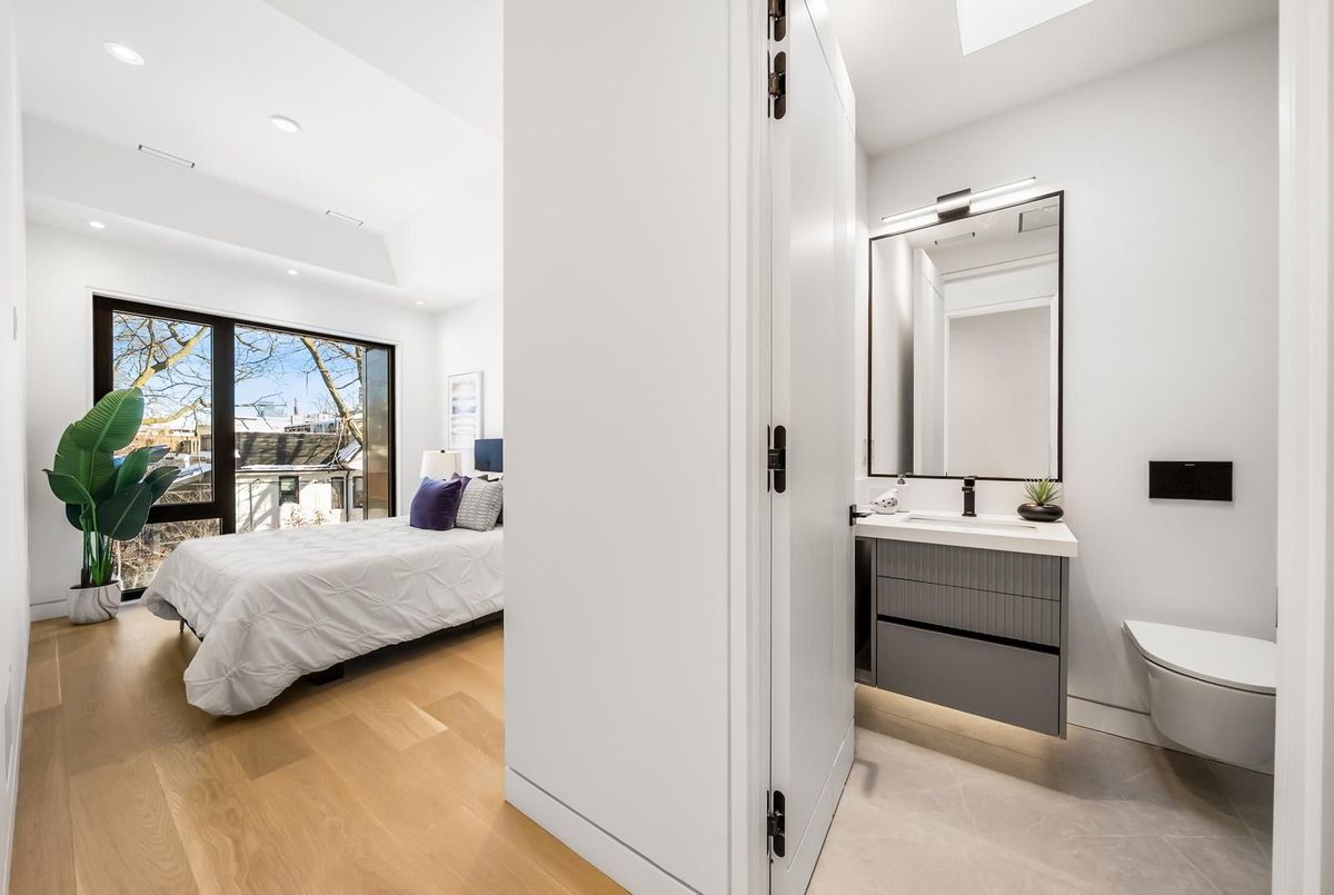 74B Rathnelly Avenue 74B Rathnelly Avenue Toronto C02