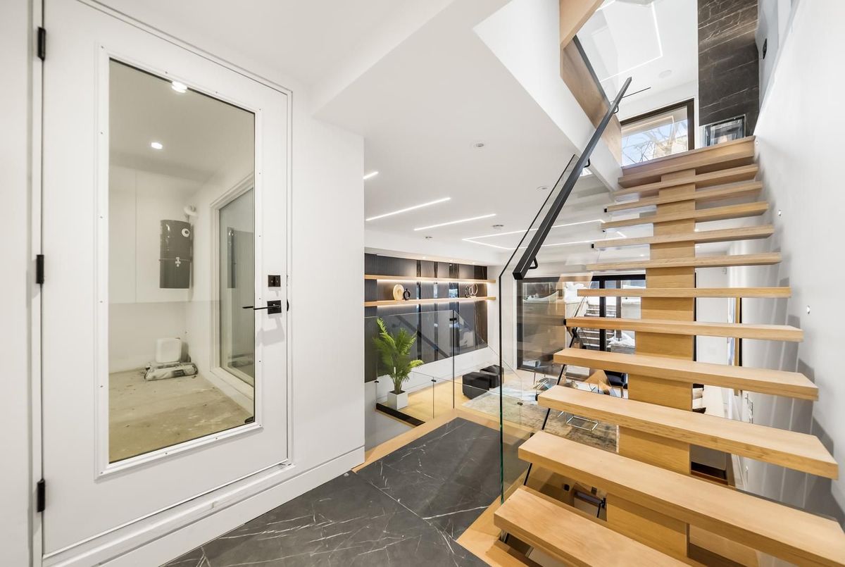 74B Rathnelly Avenue 74B Rathnelly Avenue Toronto C02