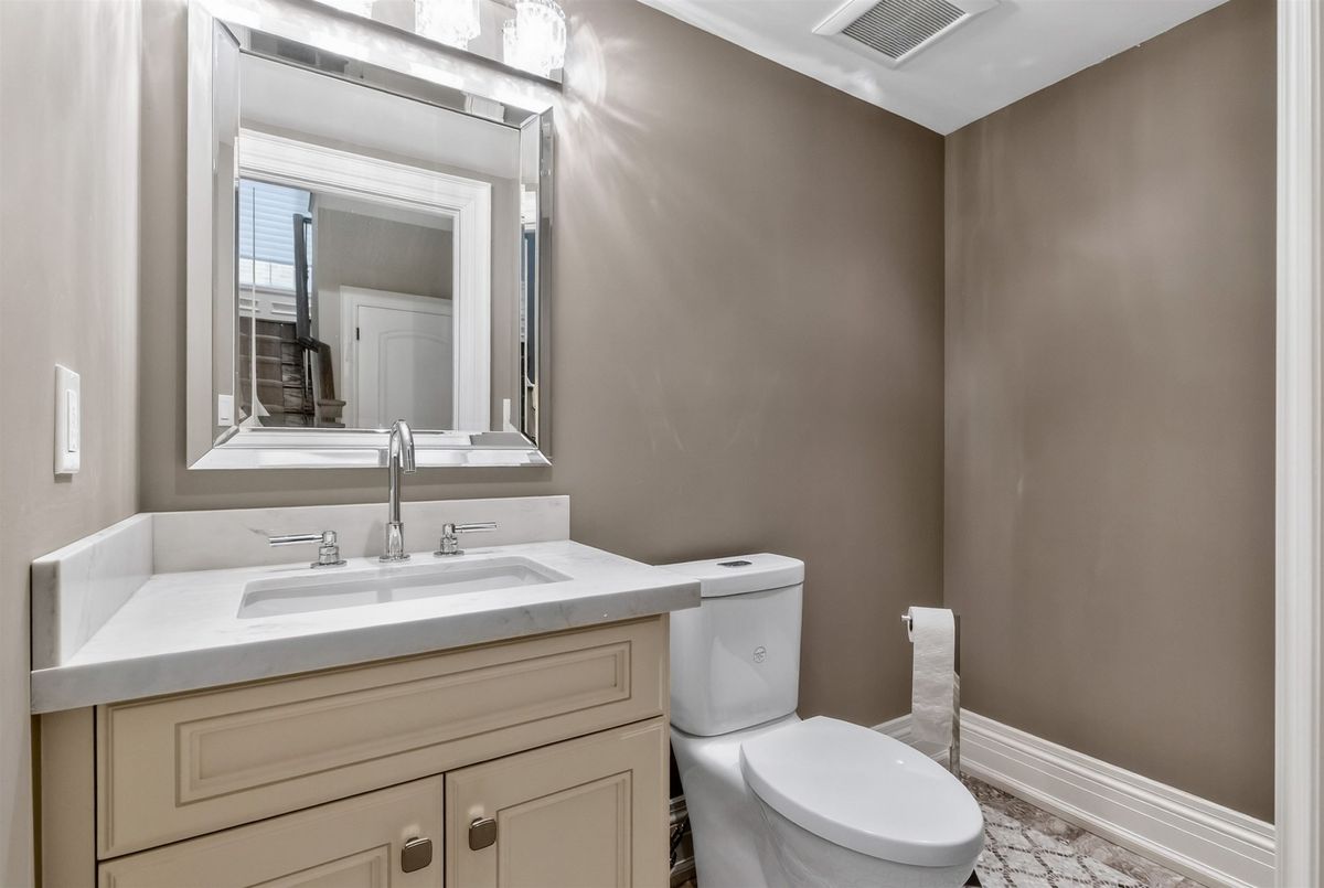 326 Lytton Boulevard 326 Lytton Boulevard Toronto C04