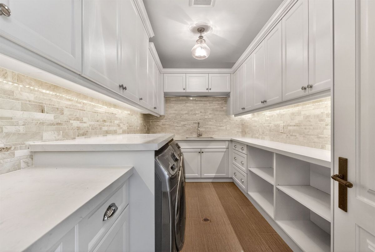 326 Lytton Boulevard 326 Lytton Boulevard Toronto C04