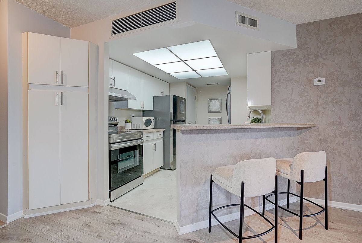 #1101-1001 Bay Street #1101-1001 Bay Street Toronto C01
