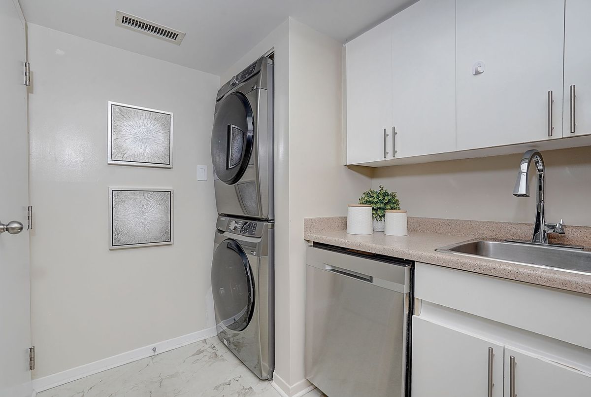 #1101-1001 Bay Street #1101-1001 Bay Street Toronto C01