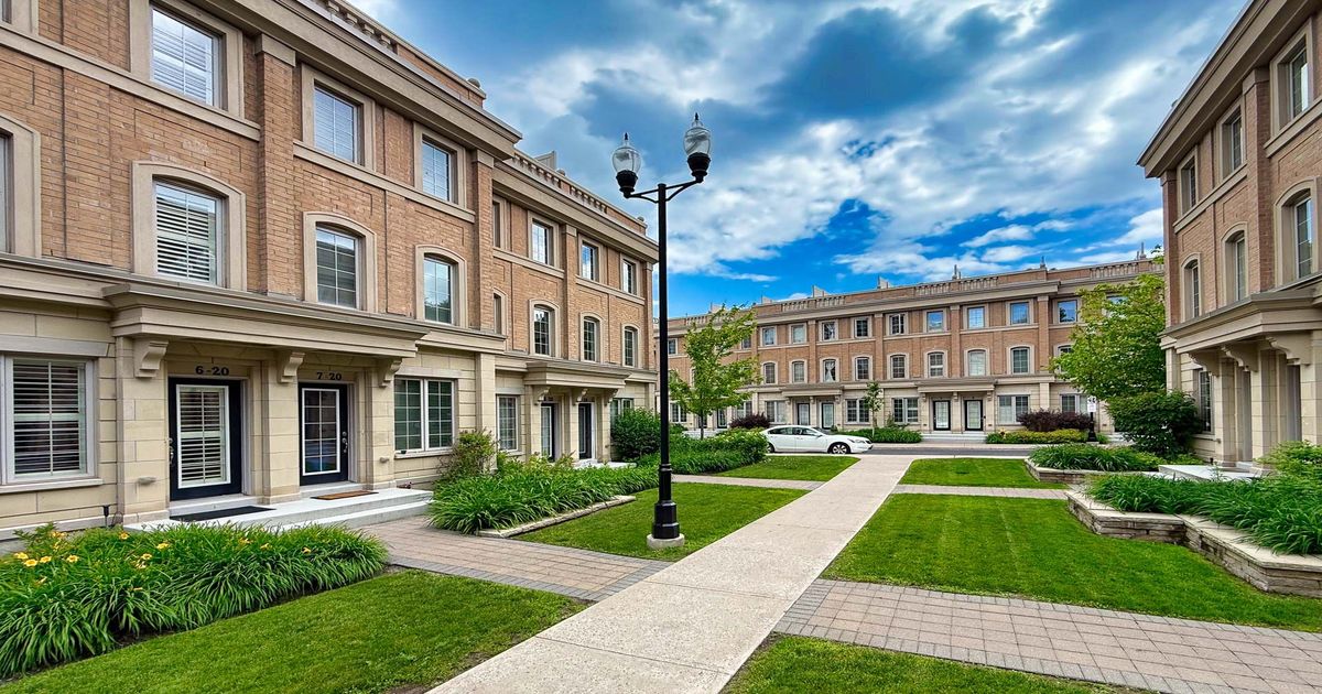 6-20 Hargrave Lane Toronto C12