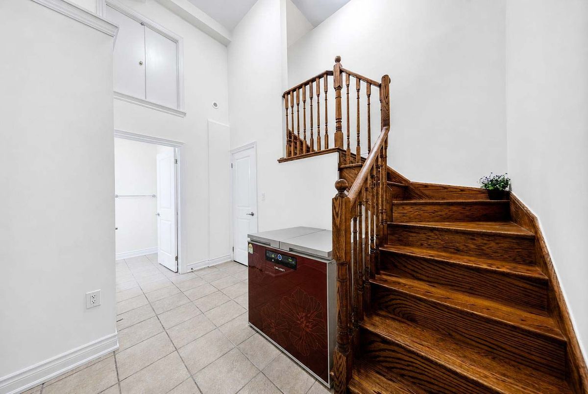 6-20 Hargrave Lane 6-20 Hargrave Lane Toronto C12