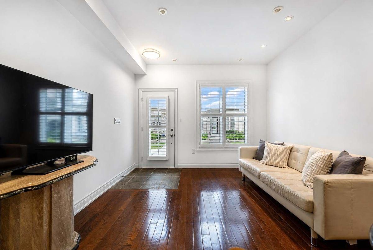 6-20 Hargrave Lane 6-20 Hargrave Lane Toronto C12